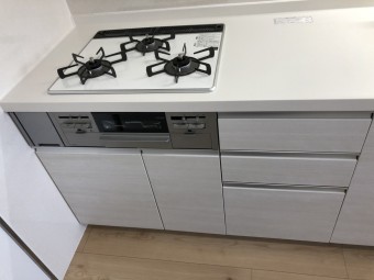 ホワイトで統一したスタイリッシュキッチン